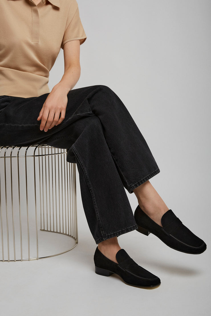 Man's black leather loafers