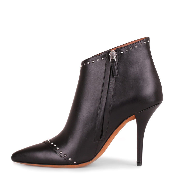 Elegant black leather ankle boot